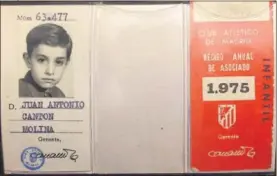  ??  ?? INFANTIL. El carnet de socio del Atlético del año 1975.
