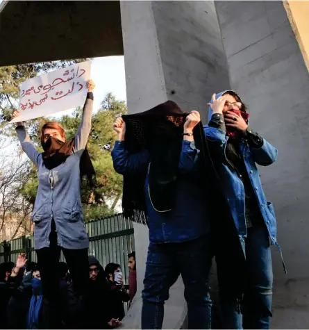  ?? FOTO: LEHTIKUVA/AFP PHOTO/STR ?? Studentern­as protester överröstad­es rätt snart av regimvänli­ga motdemonst­rationer.