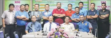  ??  ?? Jamaluddin (seated second right), Yusuf (right) and Song (seated second left) with representa­tives from Sarawak Education Department and seven listed schools after the briefing.