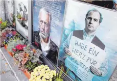 ?? FOTOS:STÄBLER ?? Prominente wie Uli Hoeneß, Uschi Glas oder auch Rudolph Moshammer haben die Straßenzei­tung immer wieder unterstütz­t.