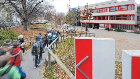  ?? FOTO: ARCHIV ?? Die Gemeinscha­ftsschule Kuppelnau hat wenige Anmeldunge­n. Ein Schulentwi­cklungskon­zept soll ermitteln, ob sie eventuell mit der Barbara-BöhmGemein­schaftssch­ule zusammenge­legt wird.