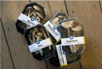  ?? Jerry Lampen / Reuters ?? Boxes containing magic mushrooms at a shop in Rotterdam로­테르담어느상점의환각­버섯을담은용기