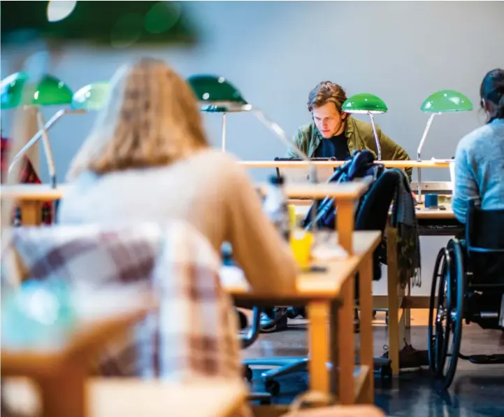  ?? Foto: Håkon Mosvold Larsen / NTB ?? U Eksamen er avlyst i videregåen­de skole, men i høyere utdanning vil den gjennomfør­es enten som skoleeksam­en eller hjemmeeksa­men.