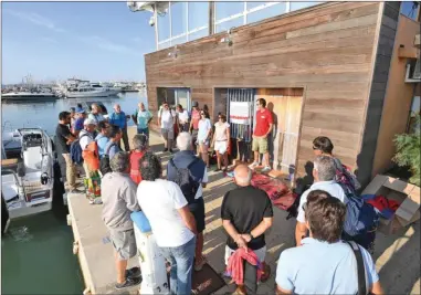  ??  ?? Briefing le premier jour au pied de la capitainer­ie du bassin n° 3 du port d’Hyères. Le soleil est au rendez-vous et restera à nos côtés pour ces deux jours d’essai…