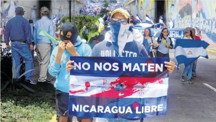  ?? BILD: SN/EHRINGFELD ?? „Bringt uns nicht um“, steht auf dem Schild der Demonstran­ten in Managua.