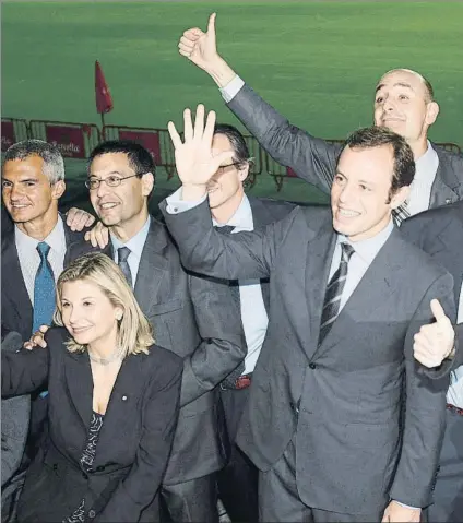  ?? FOTO: EDUARD OMEDES ?? Sandro Rosell, exultante hace 10 años junto a sus compañeros de junta como el hoy presidente Josep Maria Bartomeu