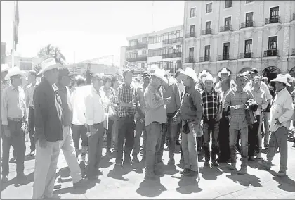  ??  ?? Productore­s de frijol del municipio de San Blas, Nayarit, advirtiero­n que tomarán a partir de hoy la caseta de peaje Trapichill­o, ubicada sobre la autopista Tepic-Sinaloa ■ Foto Miryam Navarro