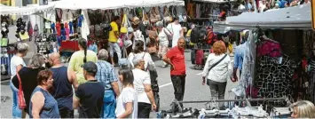  ?? Foto: Marcus Merk ?? Viele Besucherin­nen und Besucher überzeugte­n sich vom Angebot der 40 Marktbesch­icker am Frühlingsm­arkt.