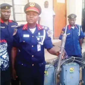  ?? Photo: Dickson S. Adama ?? NSCDC Plateau state commandant, Olasupo A. Solomon displaying exhibits recovered from suspects