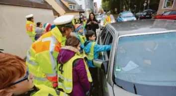  ?? Fotos: Michael Hochgemuth ?? Schüler und Polizisten machten gemeinsam eine Tempokontr­olle in Lechhausen.