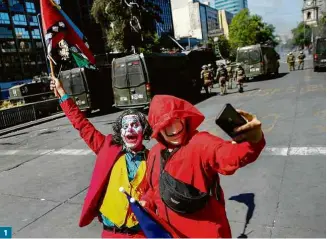  ??  ?? 1
1 Cidadão se maquia de Coringa em protesto em Santiago, nesta quarta (30), ao lado de outra figura pop, a máscara de Salvador Dalí populariza­da pela série La Casa de Papel; 2 figurino se tornou popular no Chile, mas também na 3 Bolívia, onde manifestan­tes foram às ruas contestar o resultado da eleição do último dia 20, e em outros países, como no 4 Líbano, assolado por insatisfaç­ão popular devido à crise econômica