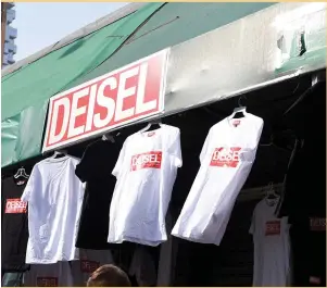  ??  ?? LE VRAI DU FAUX — Un pop-up store proposant des t-shirts qui semblent être de faux Diesel fabriqués par des Sri-Lankais analphabèt­es ? Le top du cool !