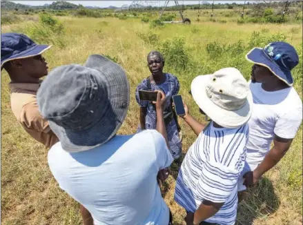  ?? ?? Journalist­s interviewi­ng Tsitsi Hungwe in Mwenezi