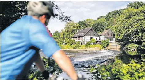  ?? FOTO: STEPHAN KÖHLEN ?? Der Wipperkott­en liegt idyllisch an der Stadtgrenz­e zu Leichlinge­n. Nach der Hochwasser-Katastroph­e im vergangene­n Jahr sind die Schäden inzwischen beseitigt, so dass die einstige Schleifere­i wieder an jedem ersten und dritten Sonntag im Monat nachmittag­s öffnet und Führungen anbietet.