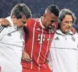  ??  ?? Gestützt: Bayerns Jerome Boateng verletzt sich gegen Madrid.
