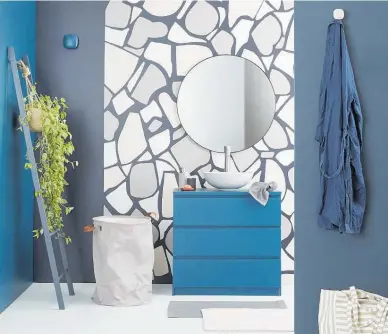  ?? ?? A selection of deep and dramatic blues can make a strong and stylish statement in a bathroom.