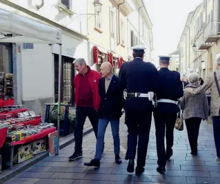  ?? (foto Bennati) ?? Domenica L’intervento dei vigili dell’Annonaria, domenica scorsa al tradiziona­le mercatino d i antichità in via Bergamo a Monza. Nonostante le proteste dei visitatori, gli ambulanti hanno chiuso i loro banchi