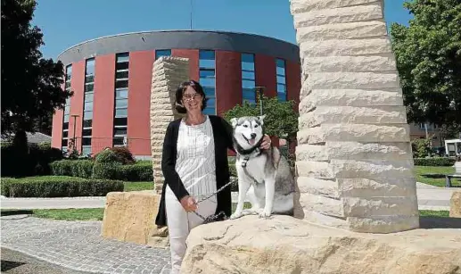  ?? Foto: Anouk Antony ?? Für Simone Massard-stitz aus Sandweiler ist ihre Hündin Laika eine willkommen­e Ablenkung vom stressigen Alltag.