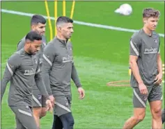  ??  ?? Luis Suárez, junto a Lodi, Correa y Llorente en un entrenamie­nto.