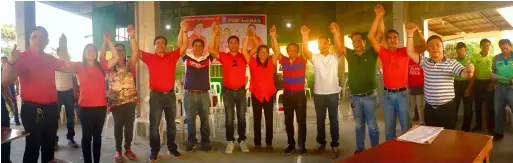  ?? — Princess Clea Arcellaz ?? BONDOC-BACKED OPPOSITION. Rep. Juan Pablo ‘Rimpy’Bondoc raises the hands of the opposition slate in San Simon led by mayoralty candidate Abundio Punsalan, Jr. and vice-mayoralty bet Migs Yambao.