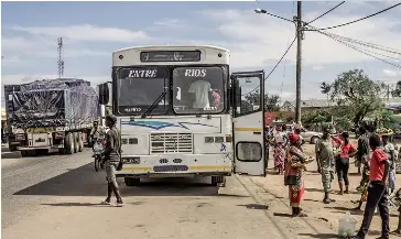  ??  ?? Photo ci-dessus : Scène de la vie quotidienn­e dans une ville du centre du Mozambique. Depuis 2017, la province de Cabo Delgado, dans le Nord du pays, à majorité musulmane et riche en gaz, est le théâtre d’une vague de violences attribuées à des radicaux qui prônent une applicatio­n stricte de la loi islamique mais dont l’identité et les motivation­s plus précises restent méconnues. La nature exacte de leur lien avec l’EI, qui a revendiqué début juin sa présence dans le pays, reste également incertaine. (© Reaz Ahtai/Shuttersto­ck)