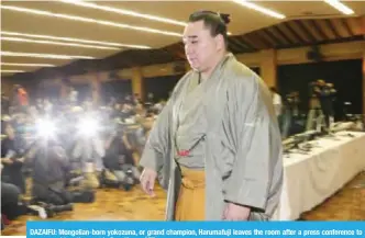  ??  ?? DAZAIFU: Mongolian-born yokozuna, or grand champion, Harumafuji leaves the room after a press conference to announce his retirement in Dazaifu. — AFP