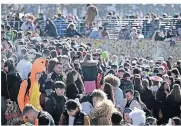  ?? FOTO: DPA ?? Trotz großem Gedränge an der Rheintrepp­e während Karneval sind die Zahlen nicht signifikan­t gestiegen.