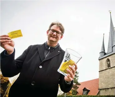  ?? FOTO: DANIEL VOLKMANN ?? Pfarrer Matthias Cyrus aus Großengott­ern zeigt die Eintrittsk­arten für die Christvesp­er.
