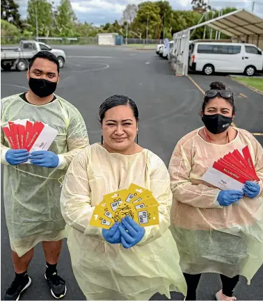  ?? CHRISTEL YARDLEY/STUFF ?? K’aute Pasifika Trust are giving away $100 Pak’n Save and prezzy vouchers to anyone getting their Covid vaccinatio­n at their drive-through clinic in Hamilton. Social services team leader Anggie Tuifua, centre, and volunteers Alfin Moke and Susan Andersen have the thank-you gifts in hand.