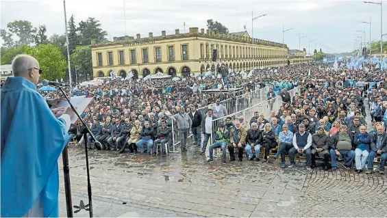  ?? E.FERNANDEZ ?? Todos juntos. Hugo Moyano fue acompañado por referentes de los sindicatos más opositores y algunas figuras del PJ bonaerense.