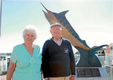  ??  ?? Lola and Snooks Fuller with the 4-metre marlin statue which they gifted to the community.