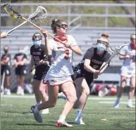  ?? Dave Stewart / Hearst Connecticu­t Media ?? New Canaan’s Dillyn Patten, center, lines up for a shot while Cheshire’s Hannah Merritt defends on Saturday.