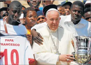  ?? AP ?? FUTBOL Y POBRES. El papa universal, que para muchos es "demasiado" argentino.