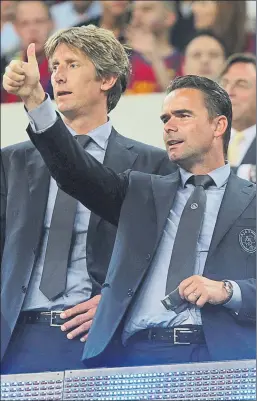  ?? FOTO: EDUARD OMEDES ?? Marc Overmars, en el Camp Nou junto a Edwin van der Sar en 2013