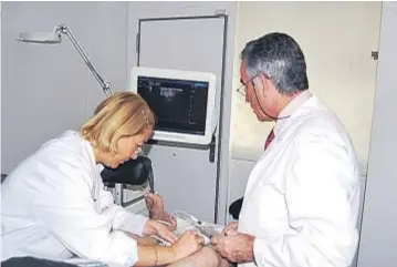  ??  ?? La doctora María Rubia junto al doctor Juan Cabrera