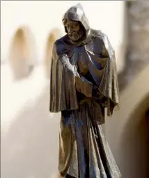  ?? (DR) ?? La statue de Francesco Grimaldi déguisé en moine, sur la place du Palais princier.
