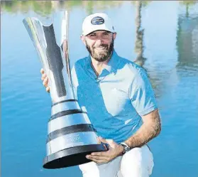  ?? FOTO: GETTY ?? Dustin Johnson posa sonriente con el trofeo del Saudi Internatio­nal, 2º en tres años