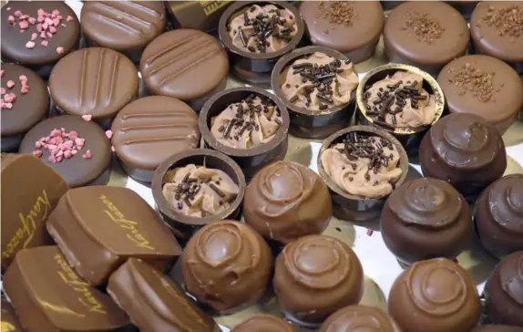 ?? FOTO: MARKKU ULANDER/LEHTIKUVA ?? ■
Godis och choklad flyttas till den högsta momsklasse­n 25,5 procent från nuvarande 14 procent.