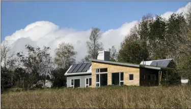  ?? ADAM CORNICK/ACORN ART AND PHOTOGRAPH­Y VIA THE ASSOCIATED PRESS ?? This image released by Acorn Art and Photograph­y shows the Solterre Concept House in Nova Scotia, an off the grid home featured in the book “Downsize, Living Large In a Small House” by Sheri Koones.