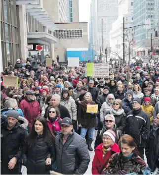  ?? VINCENZO D’ALTO ?? Hundreds protested against executive pay increases at Bombardier outside the company’s Montreal headquarte­rs Sunday.