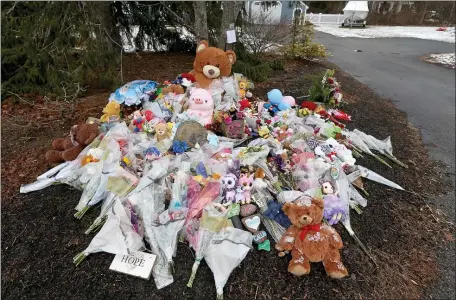  ?? MATT STONE — BOSTON HERALD ?? A makeshift memorial continues to grow in Duxbury in front of the home of Lindsay Clancy as a GoFundMe site to help in her defense surpasses $1 million.