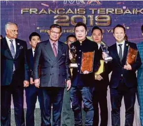  ?? (Foto Hafiz Sohaimi/bh) ?? Saifuddin bersama Mahair (dua dari kanan) pada Majlis Penyampaia­n Anugerah Francais 2019 di Kuala Lumpur.