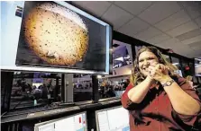  ?? BILD: SN/AP ?? Eine jubelnde NASA-Mitarbeite­rin vor dem ersten Bild, das „InSight“an die Erde schickte.