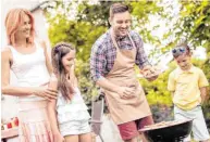  ?? FOTOS: DJD ?? Gemeinsam mit der Familie natürliche Produkte genießen - das ist der aktuelle Grill-Trend.