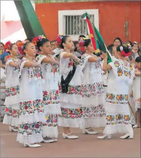  ??  ?? Alumnas vestidas con el traje típico de la región conformaro­n la escolta para rendir honores a la Bandera