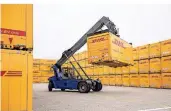  ??  ?? Der so genannte „Reach Stacker“stapelt die Container im Paketzentr­um.