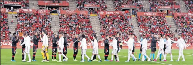  ??  ?? Los bermellone­s cuajaron un buen partido ante un Madrid sin pegada y sin alma. En el saludo inicial no podían imaginar los blancos lo que les esperaba.