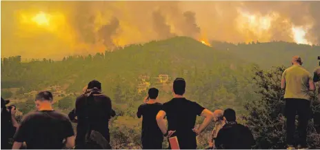  ?? FOTO: P. KARADJIAS/DPA ?? Verzweifel­te Anwohner auf der Insel Euböa: 185 Kilometer nördlich von Athen wütet auf Griechenla­nds zweitgrößt­er Insel seit Tagen das Feuer.