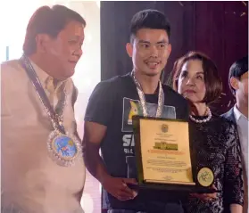  ?? SUNSTAR FOTO / ARNI ACLAO ?? MAYOR’S AWARD.For returning P200,000 and other valuables to a Finnish passenger, taxi driver Eugene Novicio (center) gets recognitio­n from the Cebu City Government during the 82nd Charter Day awarding ceremony.