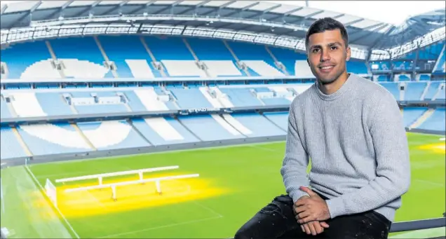  ?? ?? Rodrigo posa para AS en una imagen de archivo, en la grada del Etihad.